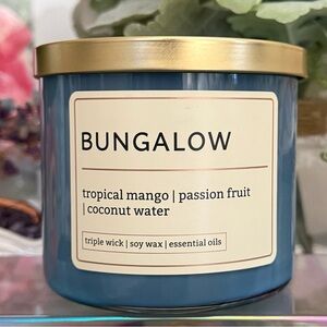 🆕🥭 DISTANT LANDS “BUNGALOW” 3-WICK CANDLE. SOY WAX. ESSENTIAL OILS. BRAND NEW.